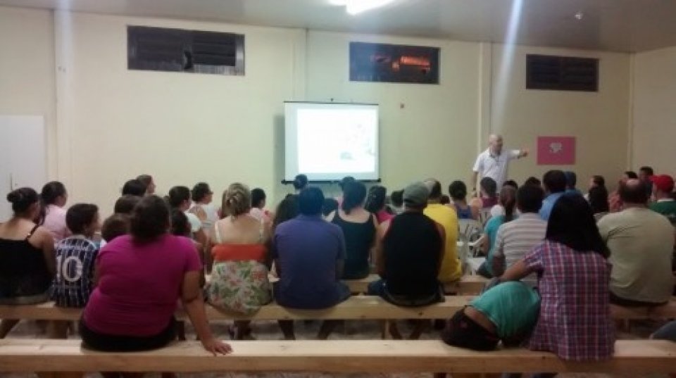 PAIS DE ALUNOS DO GRUPO DE DANÇA DA FALB RECEBEM PALESTRA