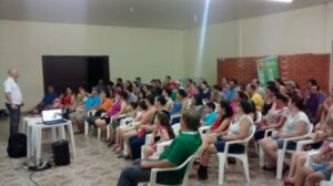 PAIS DE ALUNOS DO GRUPO DE DANÇA DA FALB RECEBEM PALESTRA