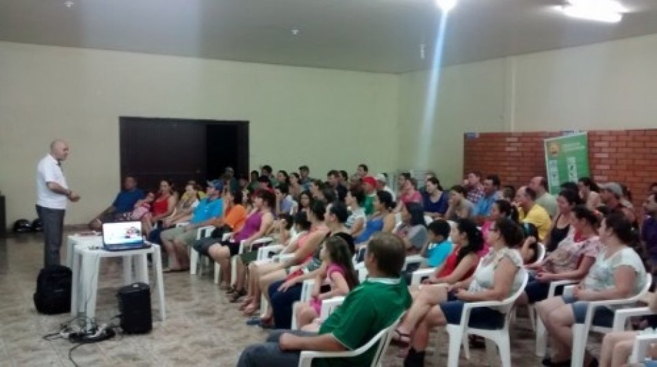 PAIS DE ALUNOS DO GRUPO DE DANÇA DA FALB RECEBEM PALESTRA