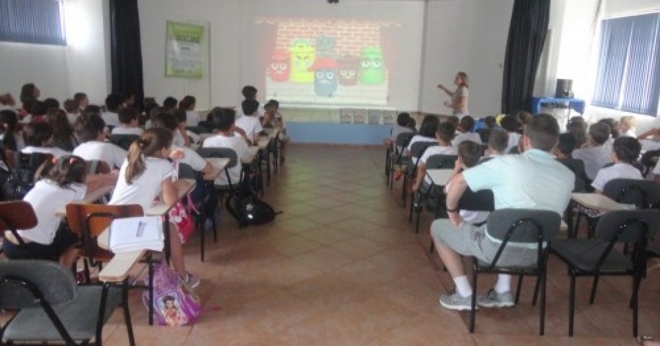 ALUNOS SE COMPROMETEM EM MULTIPLICAR OS ENSINAMENTOS DA TURMINHA DA RECICLAGEM