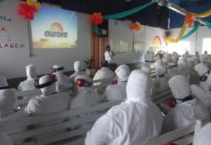 ALUNOS SE COMPROMETEM EM MULTIPLICAR OS ENSINAMENTOS DA TURMINHA DA RECICLAGEM