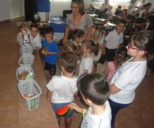 ALUNOS SE COMPROMETEM EM MULTIPLICAR OS ENSINAMENTOS DA TURMINHA DA RECICLAGEM