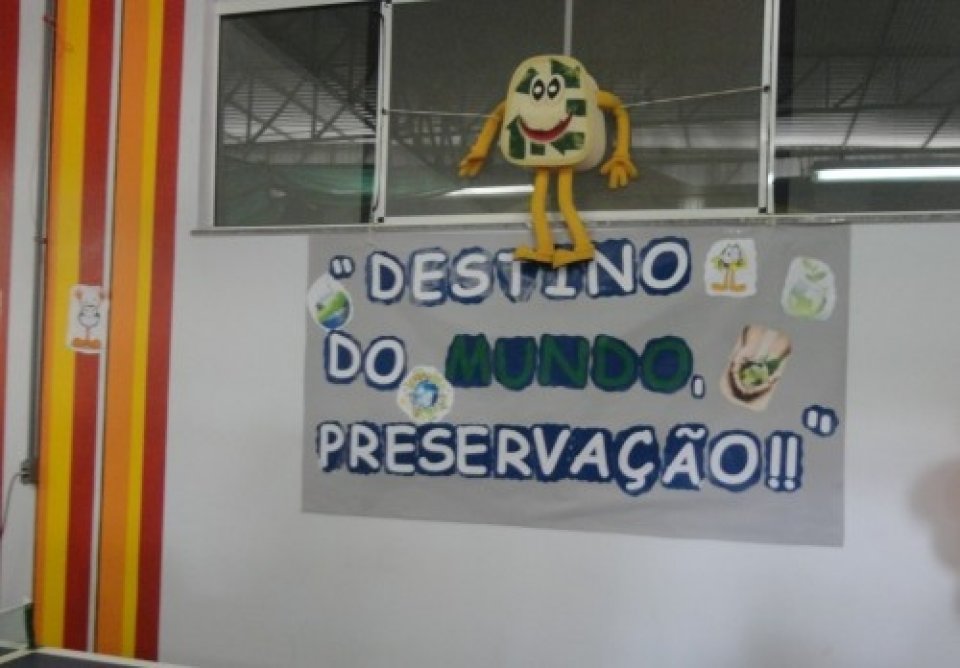 ALUNOS SE COMPROMETEM EM MULTIPLICAR OS ENSINAMENTOS DA TURMINHA DA RECICLAGEM