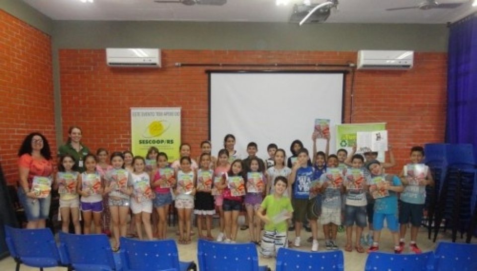 ALUNOS SE DIVERTEM COM OS JOGOS DA TURMINHA DA RECICLAGEM