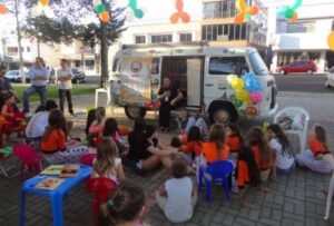 RODA DE LEITURA LEVA MORADORES PARA O MUNDO DA IMAGINAÇÃO EM EVENTO