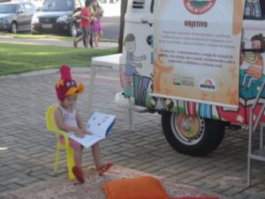 RODA DE LEITURA LEVA MORADORES PARA O MUNDO DA IMAGINAÇÃO EM EVENTO
