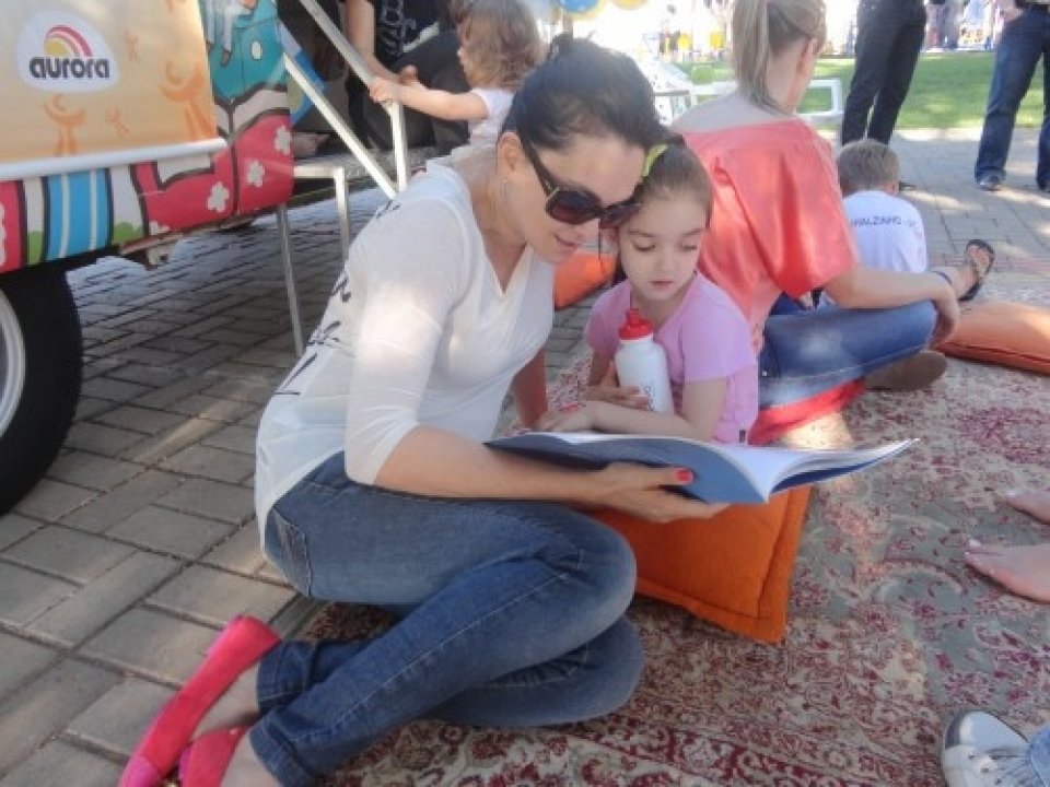RODA DE LEITURA LEVA MORADORES PARA O MUNDO DA IMAGINAÇÃO EM EVENTO