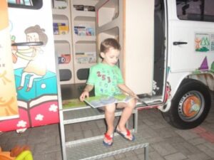 RODA DE LEITURA LEVA MORADORES PARA O MUNDO DA IMAGINAÇÃO EM EVENTO