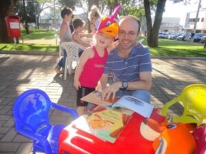 RODA DE LEITURA LEVA MORADORES PARA O MUNDO DA IMAGINAÇÃO EM EVENTO