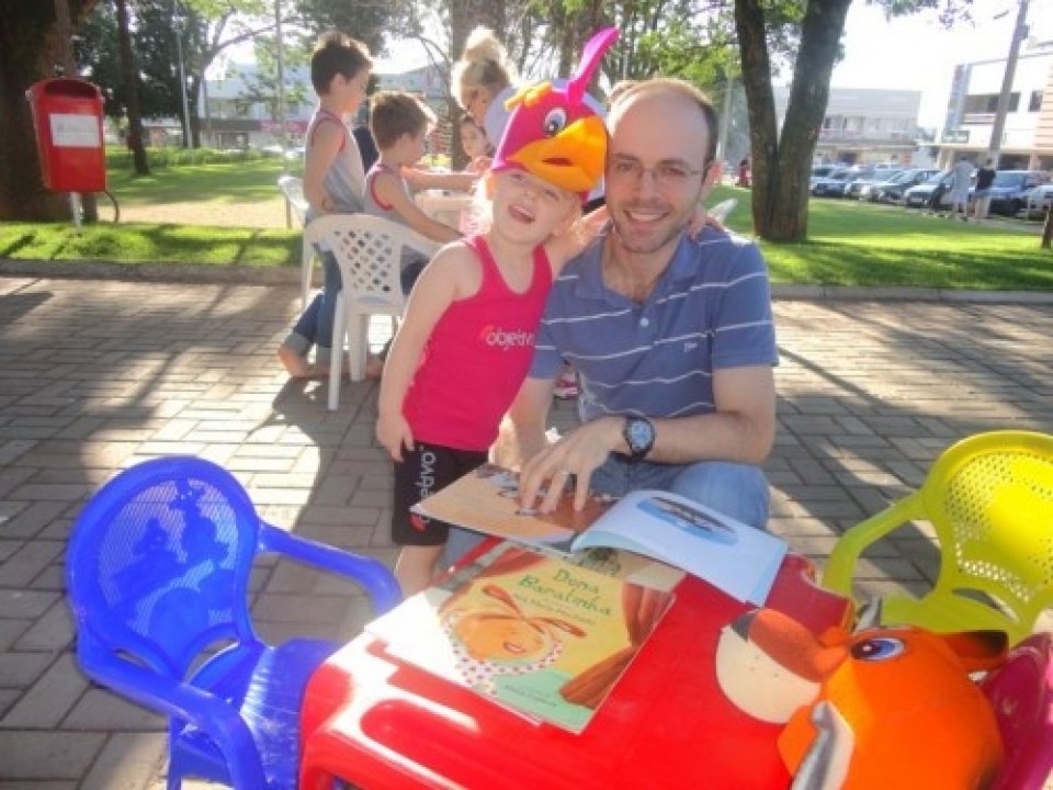 RODA DE LEITURA LEVA MORADORES PARA O MUNDO DA IMAGINAÇÃO EM EVENTO