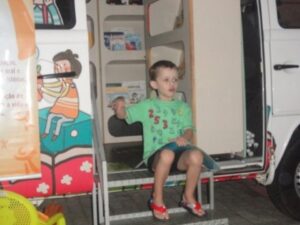 RODA DE LEITURA LEVA MORADORES PARA O MUNDO DA IMAGINAÇÃO EM EVENTO