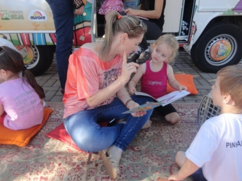 RODA DE LEITURA LEVA MORADORES PARA O MUNDO DA IMAGINAÇÃO EM EVENTO