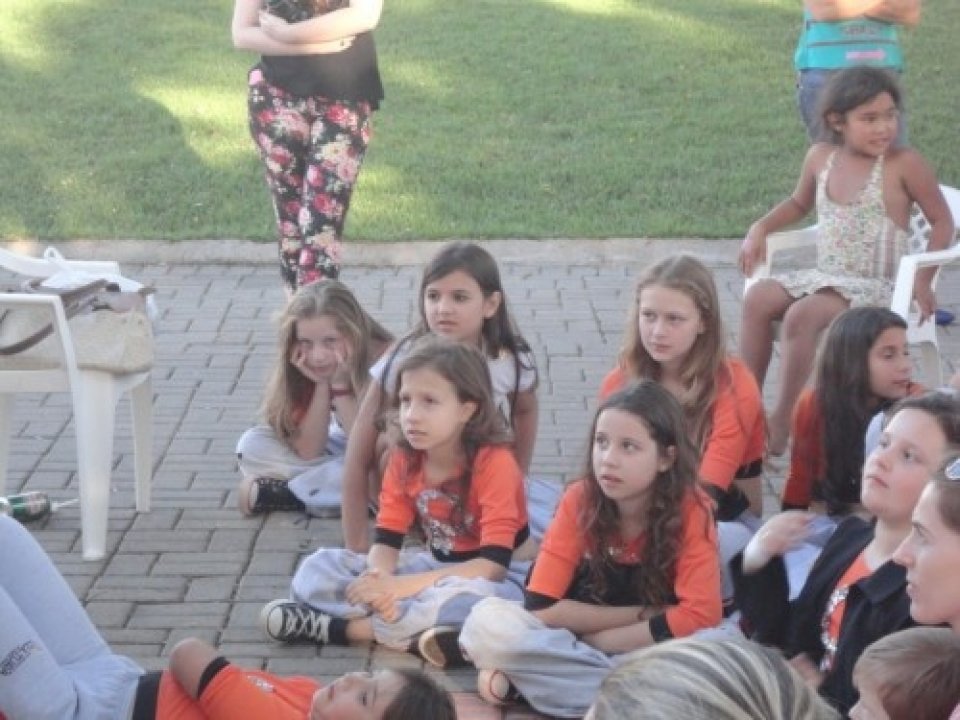 RODA DE LEITURA LEVA MORADORES PARA O MUNDO DA IMAGINAÇÃO EM EVENTO