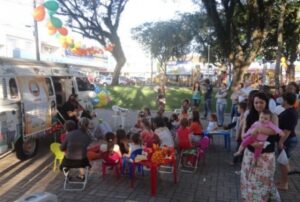 RODA DE LEITURA LEVA MORADORES PARA O MUNDO DA IMAGINAÇÃO EM EVENTO