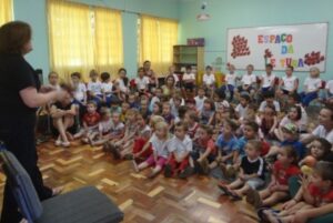 RODA DE LEITURA ESTIMULA O GOSTO PELA LEITURA E A FORMAÇÃO DE LEITORES