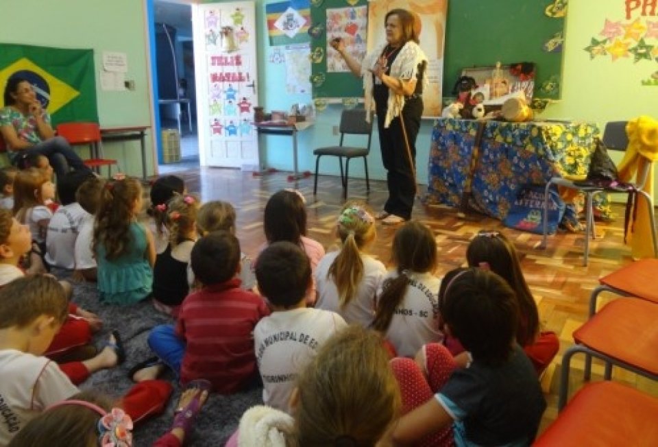 RODA DE LEITURA ESTIMULA O GOSTO PELA LEITURA E A FORMAÇÃO DE LEITORES