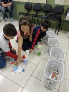 TURMINHA DA RECICLAGEM-SC DESENVOLVE ATIVIDADES EM DIVERSAS ESCOLAS