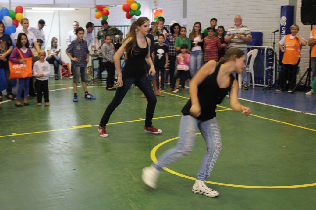 Alunos do Grupo de Dança Vozes do Corpo se apresentam na Ação Cooperada em Chapecó