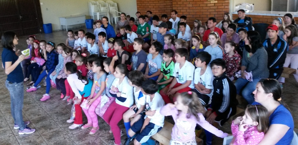 A Turminha da Reciclagem realiza atividade com o Grupo de Dança da Falb