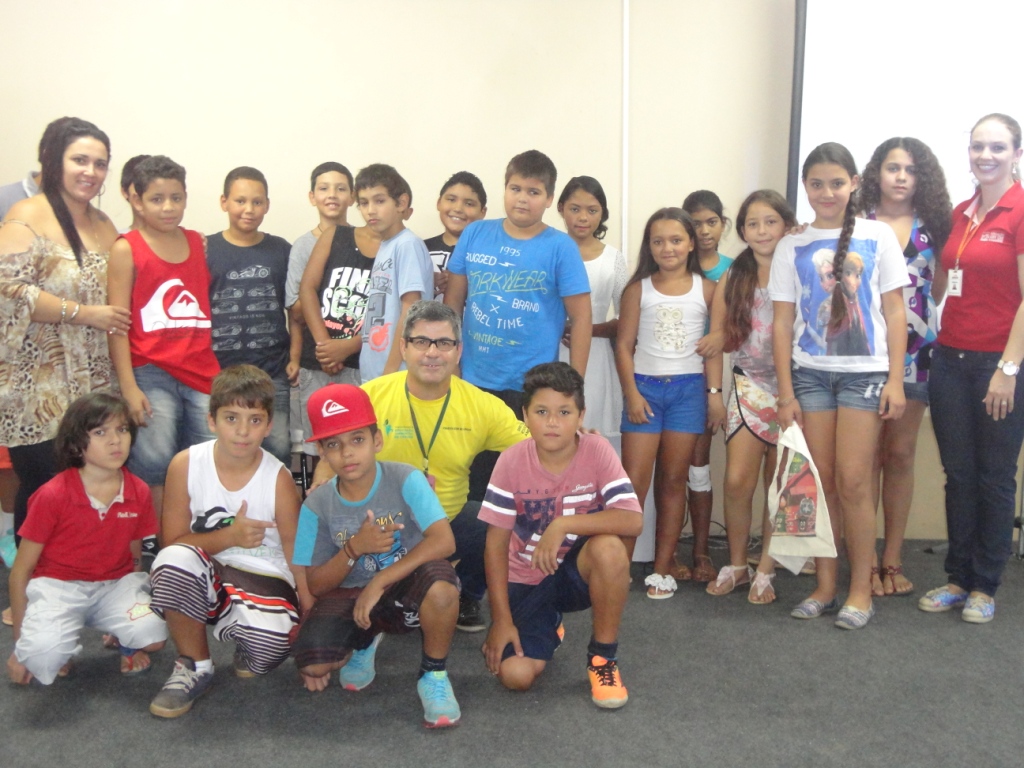 A Turminha da Reciclagem realiza atividade em escolas