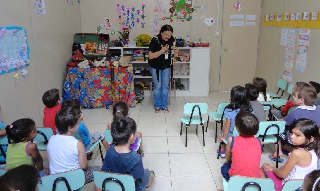 Crianças e professores participam de atividade de forma lúdica com a contação de histórias
