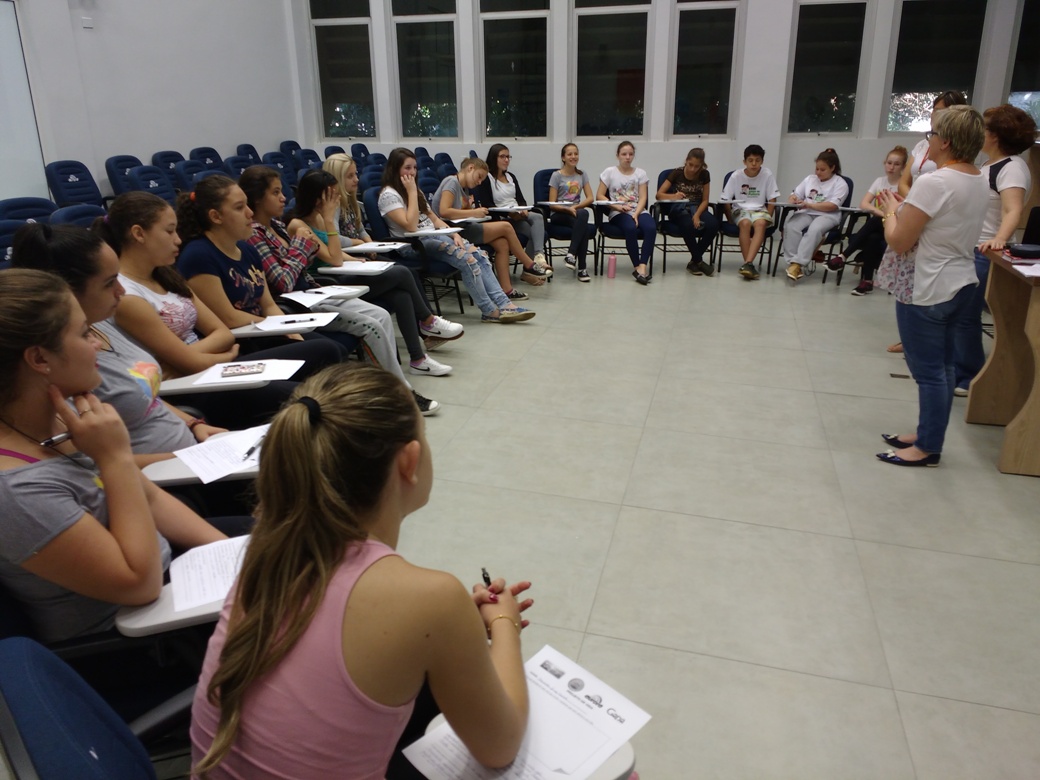 Vivendo Saúde realiza capacitação com alunos do Vozes do Corpo