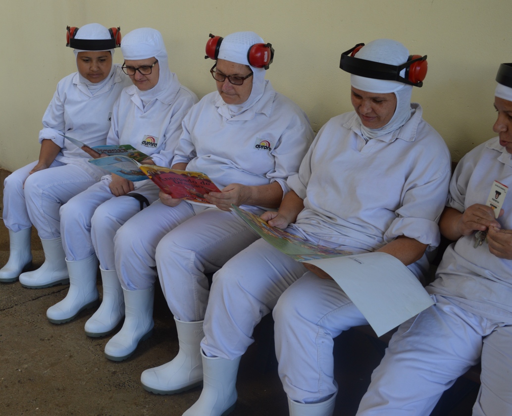 Roda de Leitura leva empregados ao mundo da imaginação com suas histórias