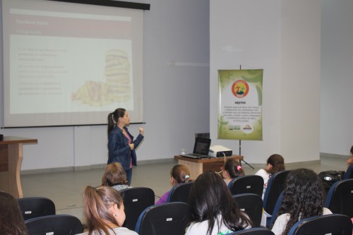 PROJETO DANÇA REALIZA PALESTRA PARA OS ALUNOS SOBRE ALIMENTAÇÃO SAUDÁVEL