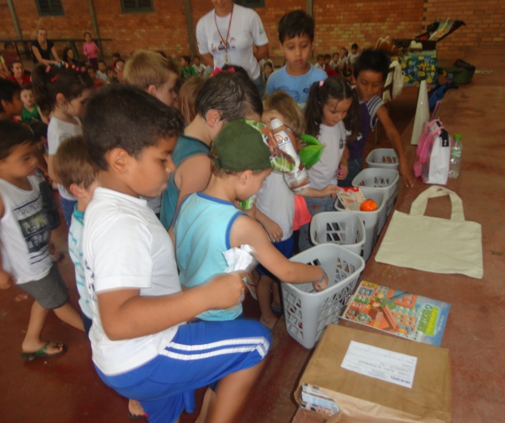 A TURMINHA DA RECICLAGEM REFORÇA ENSINAMENTOS COM ATIVIDADES PRÁTICAS EM ESCOLA