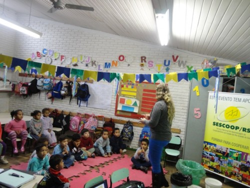 ALUNOS DE EDUCAÇÃO INFANTIL E ENSINO FUNDAMENTAL SE DIVERTEM E APRENDEM A CUIDAR DA NATUREZA
