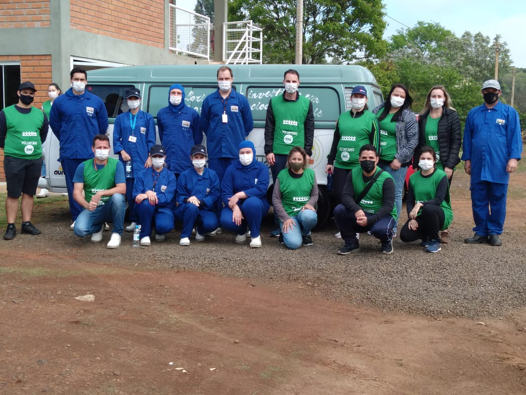 Voluntários participam de mutirão de limpeza de rios em Chapecó (SC)