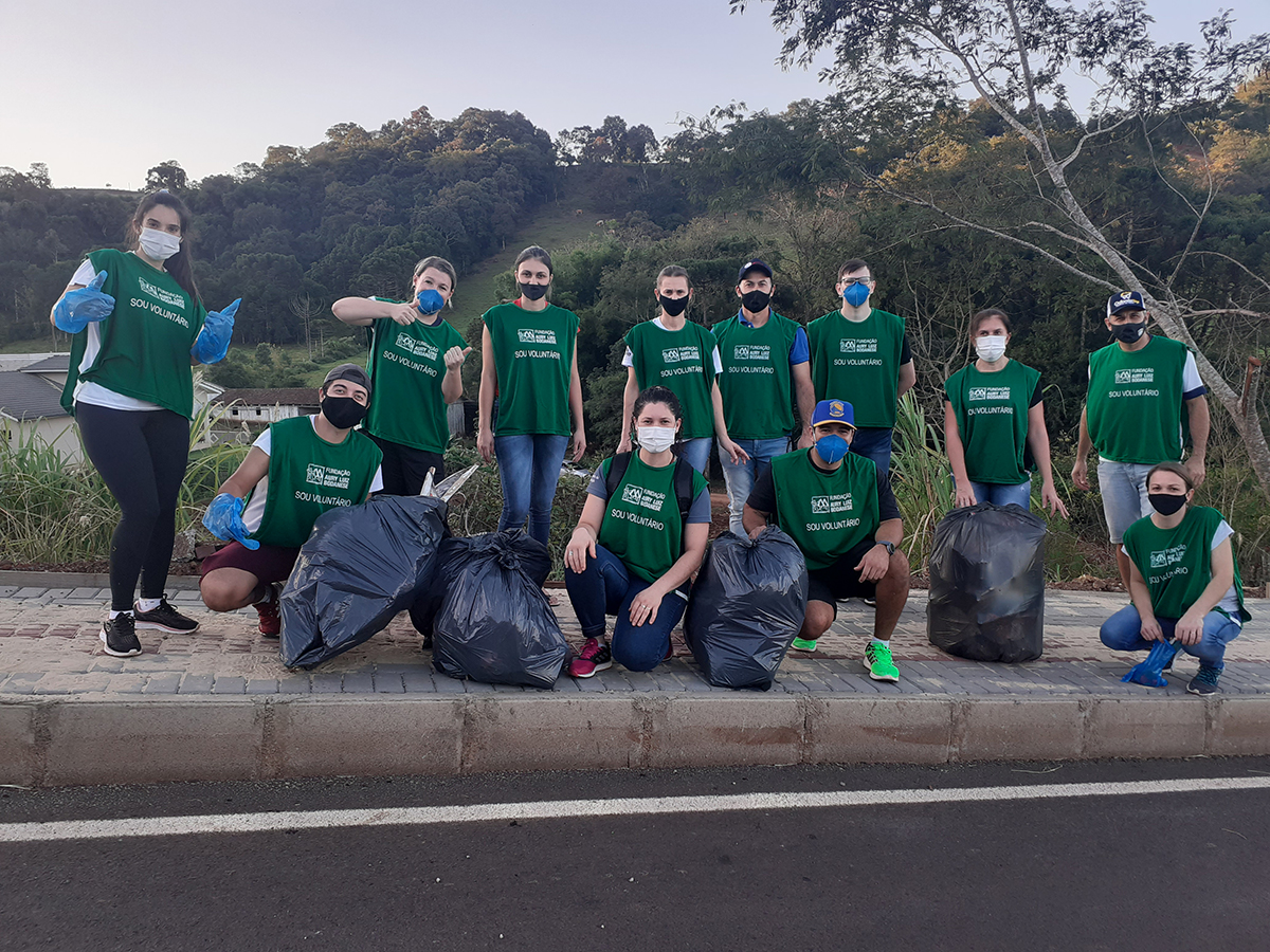 Voluntários de Quilombo (SC) realizam mutirão para recolhimento de resíduos