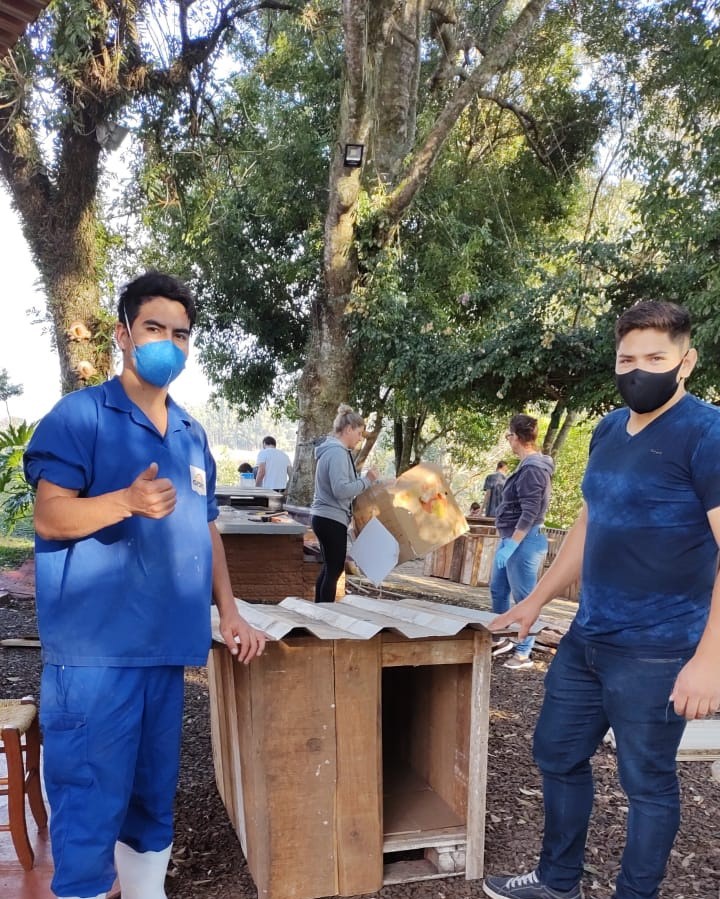 Voluntários de Xaxim (SC) auxiliam na confecção de casinhas para animais de rua