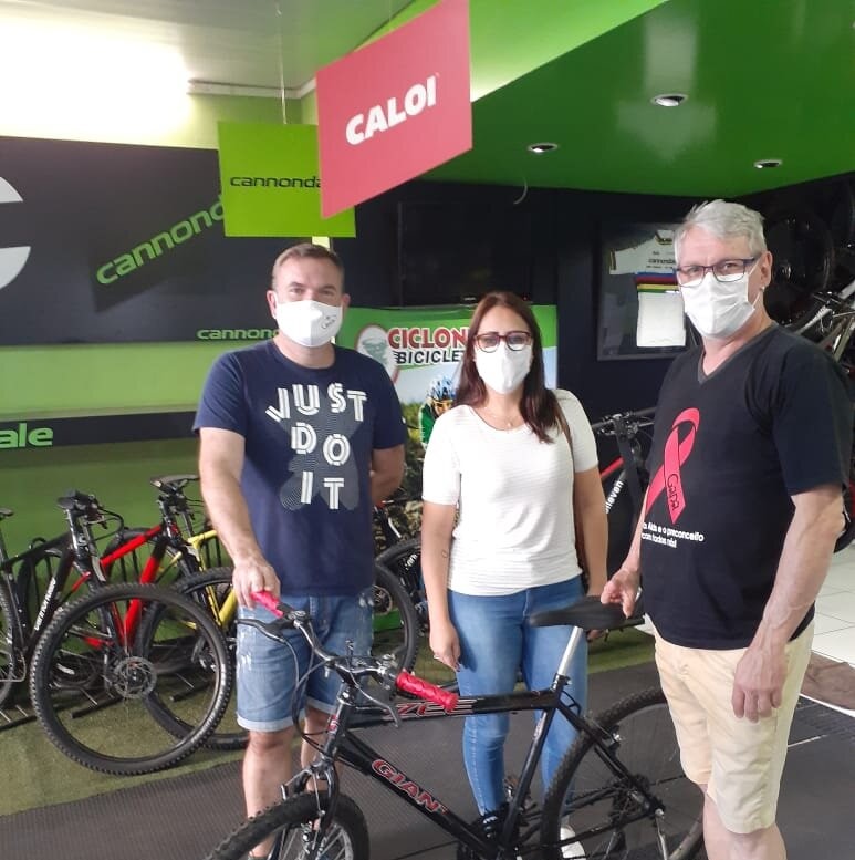 Grupo Afeto e FALB doam bicicleta para trabalhador de Chapecó (SC)