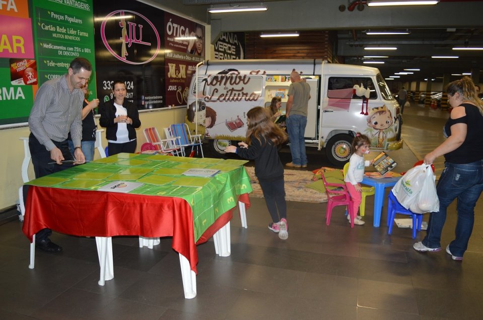 Roda de Leitura e A Turminha da Reciclagem na Cooperalfa em Chapecó (SC)
