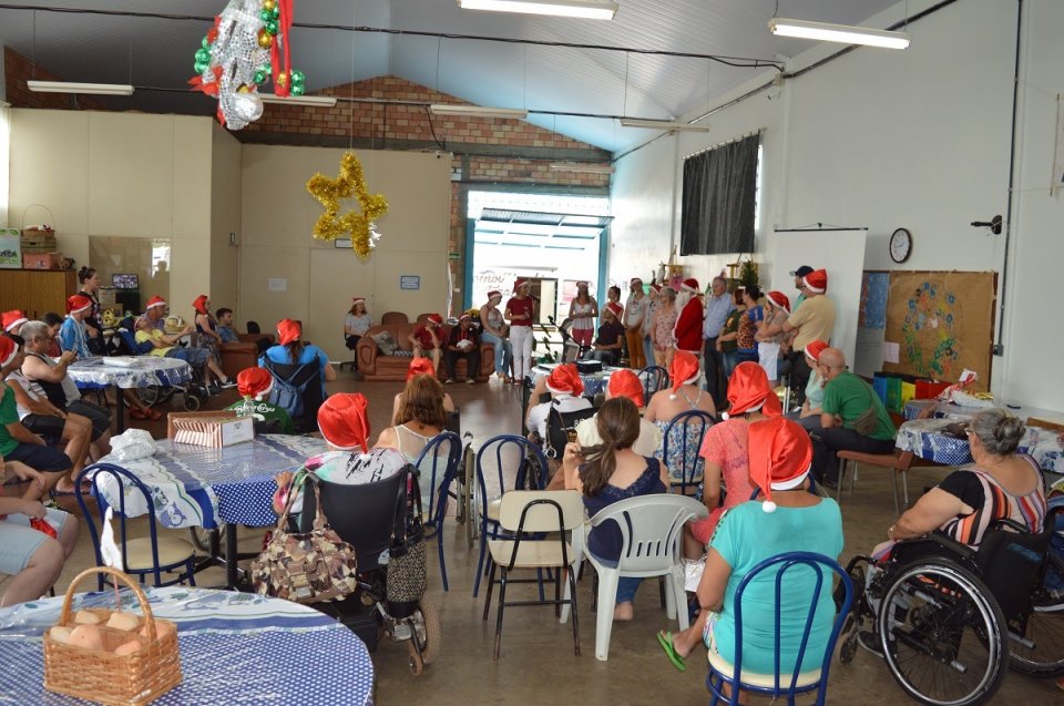 Voluntários do programa Amigo Energia participam do Natal FCD