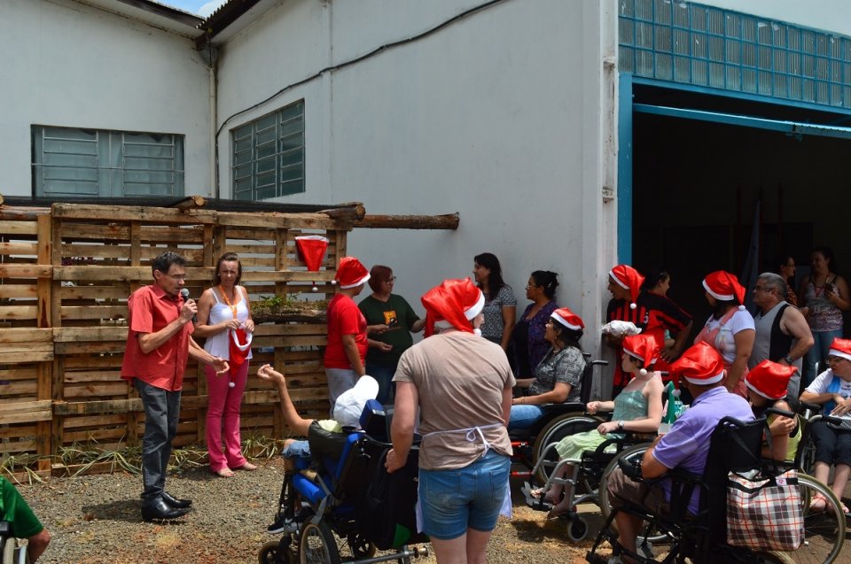 Voluntários do programa Amigo Energia participam do Natal FCD
