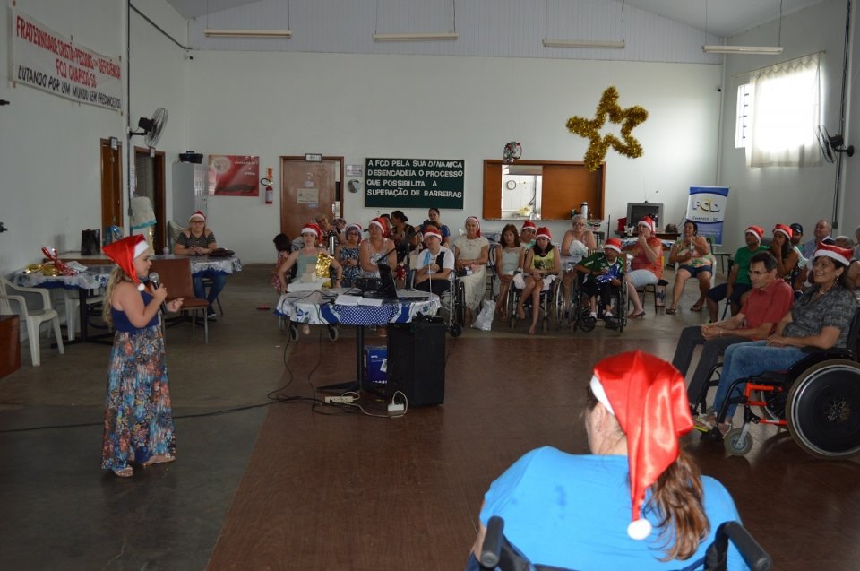 Voluntários do programa Amigo Energia participam do Natal FCD