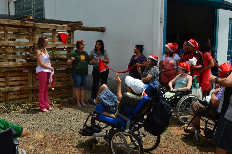 Voluntários do programa Amigo Energia participam do Natal FCD