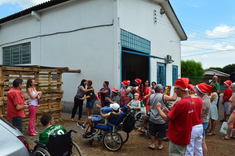 Voluntários do programa Amigo Energia participam do Natal FCD