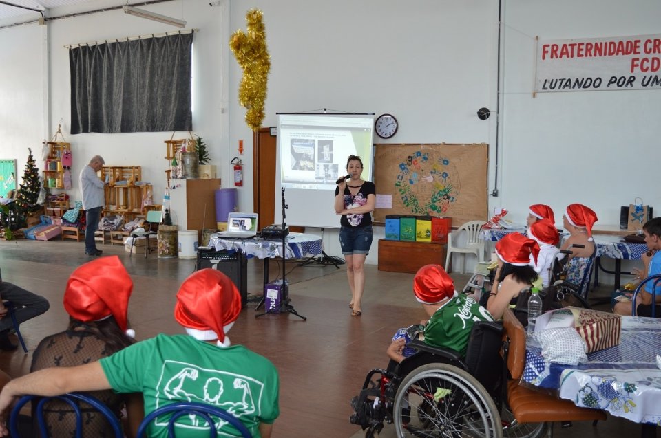 Voluntários do programa Amigo Energia participam do Natal FCD