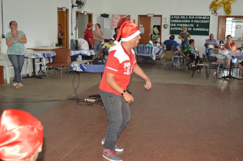 Voluntários do programa Amigo Energia participam do Natal FCD