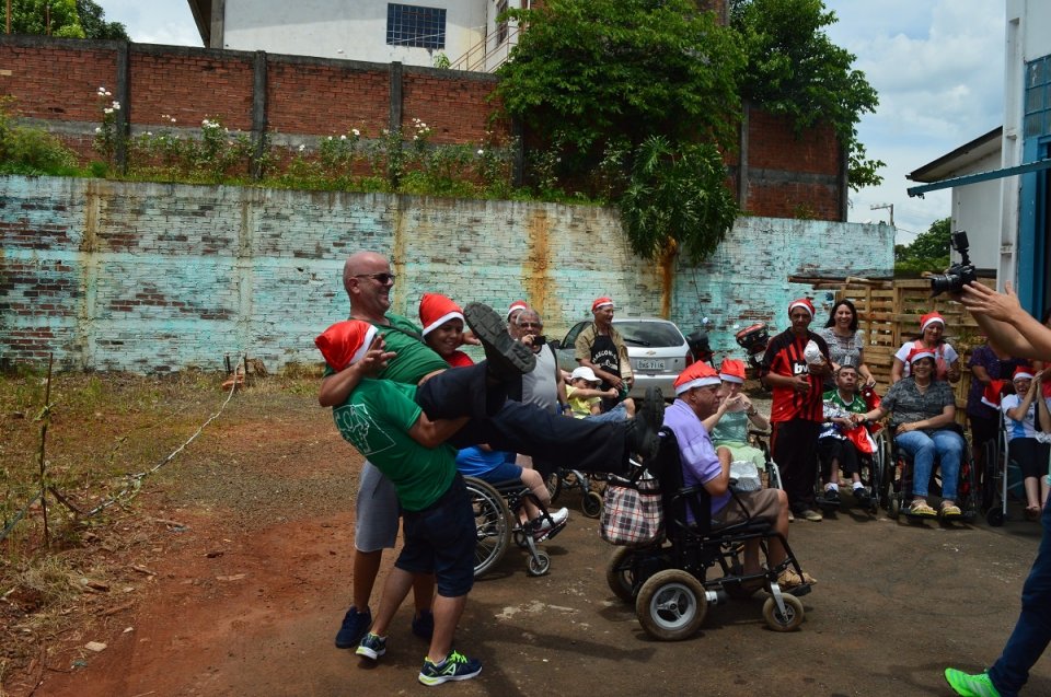 Voluntários do programa Amigo Energia participam do Natal FCD