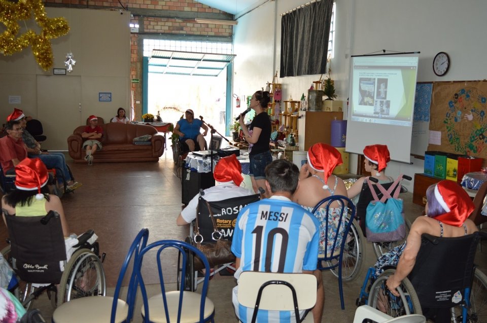 Voluntários do programa Amigo Energia participam do Natal FCD