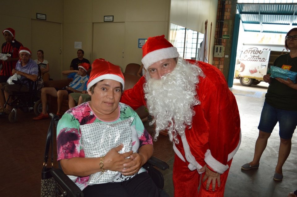 Voluntários do programa Amigo Energia participam do Natal FCD