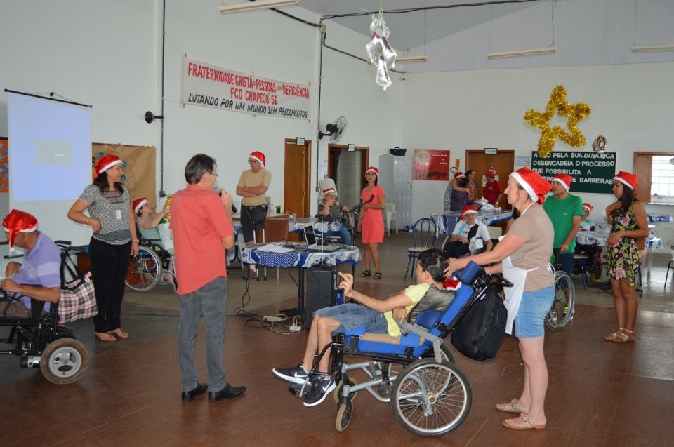 Voluntários do programa Amigo Energia participam do Natal FCD