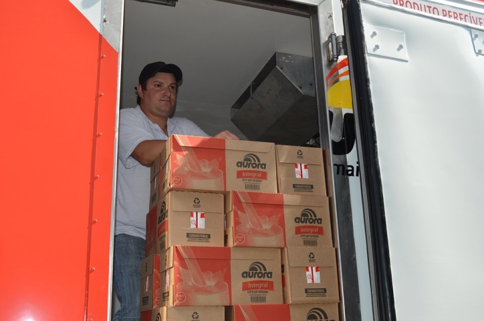 Entrega de leites Aurora na Fraternidade Cristã de Pessoas com Deficiência (FCD), em Chapecó (SC)