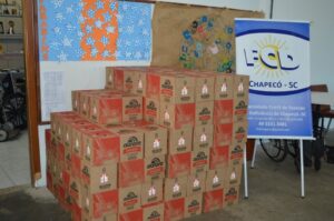 Entrega de leites Aurora na Fraternidade Cristã de Pessoas com Deficiência (FCD), em Chapecó (SC)