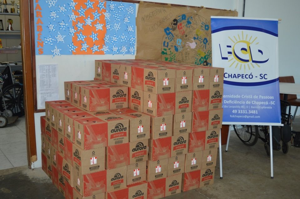 Entrega de leites Aurora na Fraternidade Cristã de Pessoas com Deficiência (FCD), em Chapecó (SC)