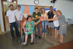 Entrega de leites Aurora na Fraternidade Cristã de Pessoas com Deficiência (FCD), em Chapecó (SC)